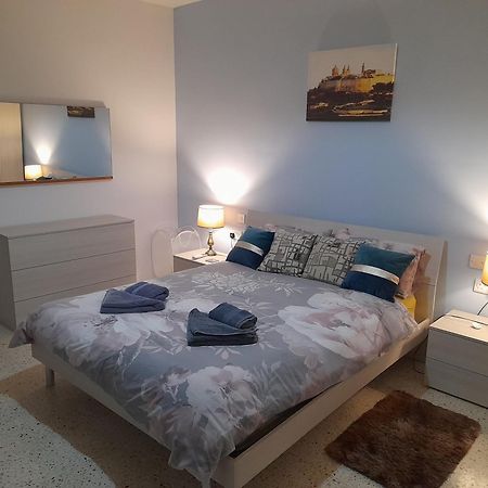 Sunshine Holiday Apartment 8 With Spectacular Seaviews خليج سانت بول المظهر الخارجي الصورة